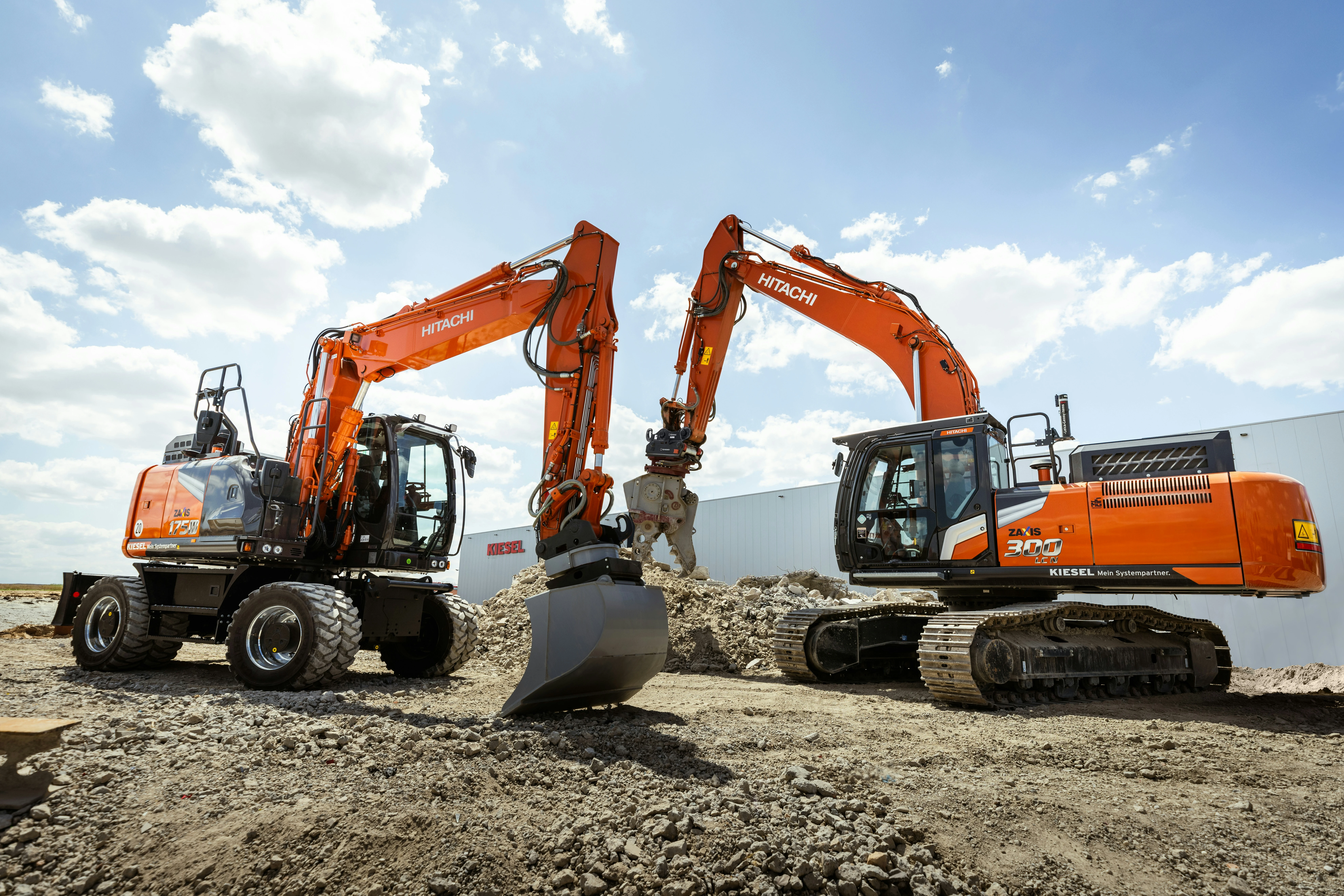 Baumaschinen auf einem Erdbau-Baustellengelände